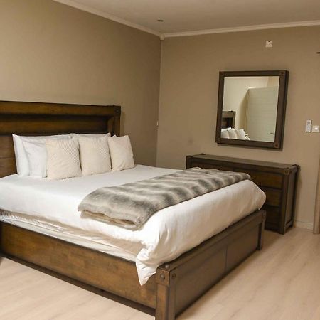 Immaculate Villa Gaborone Esterno foto