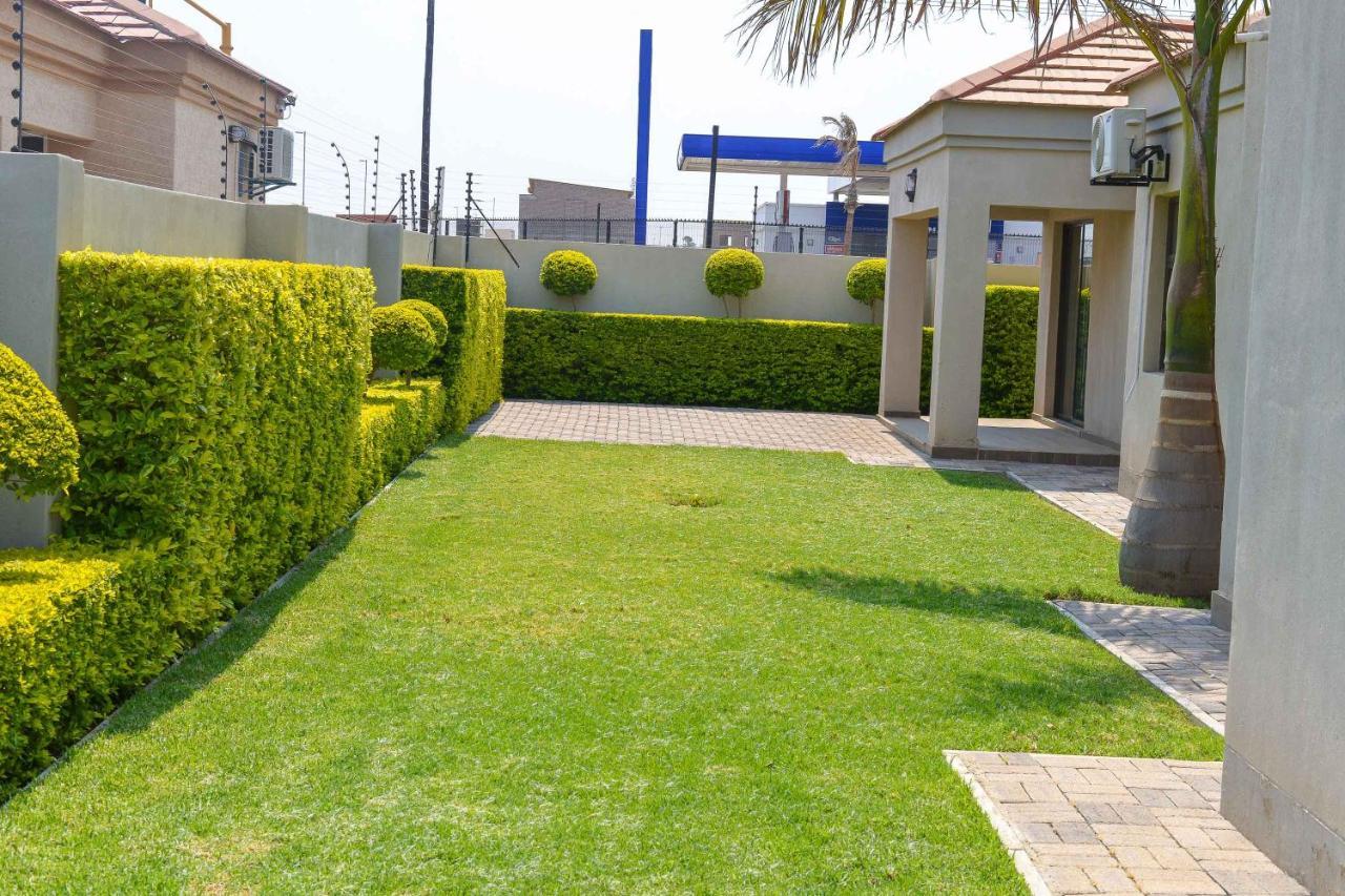 Immaculate Villa Gaborone Esterno foto