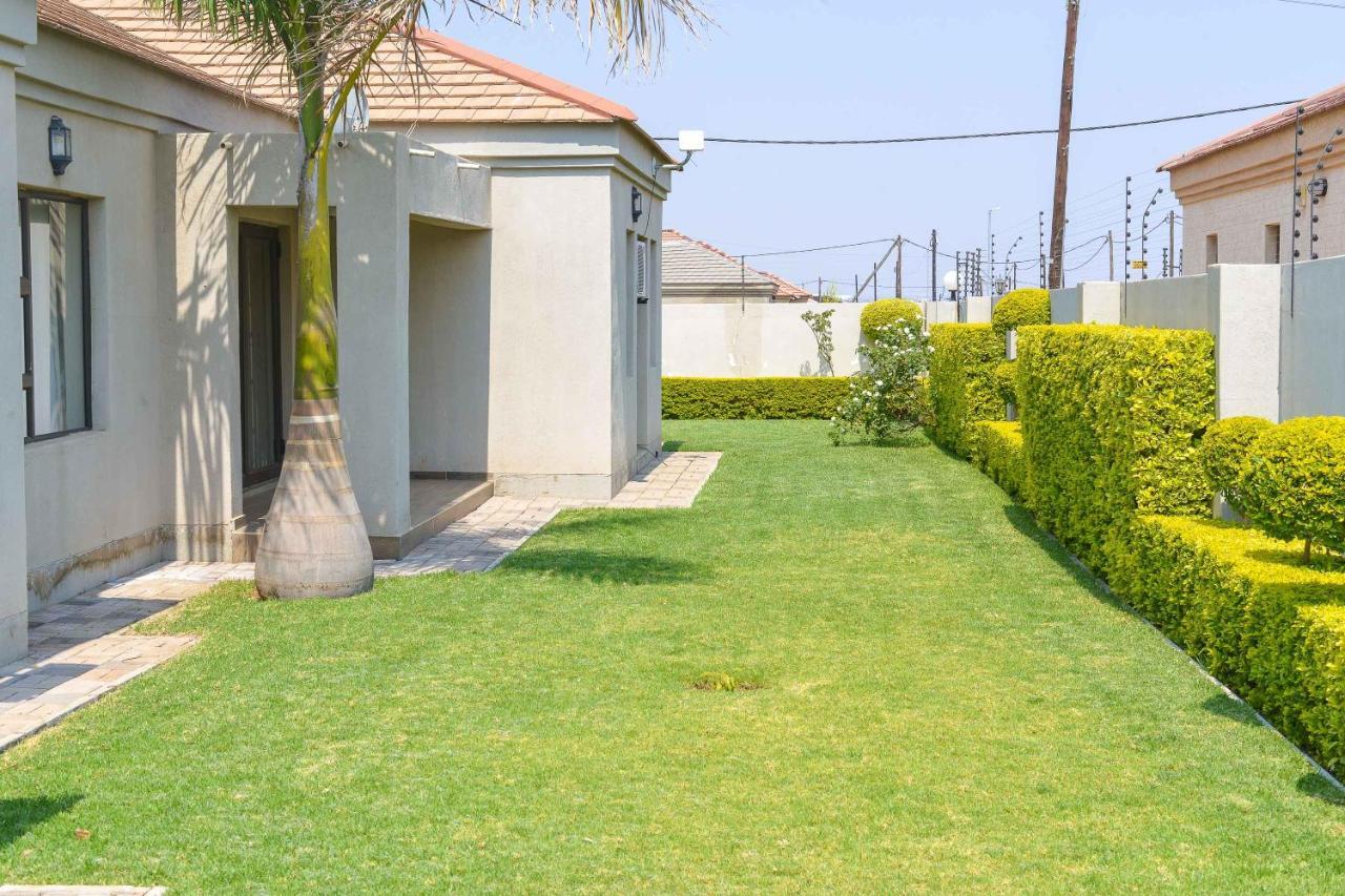 Immaculate Villa Gaborone Esterno foto